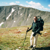 In this 1998 photo, Ken Kambis is descending Mount Elbert, with Mount William & 玛丽 in the background.